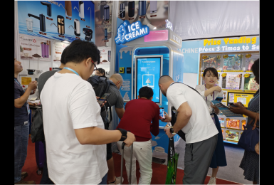 外國人很喜歡小雪花冰淇淋自動售貨機創業好項目